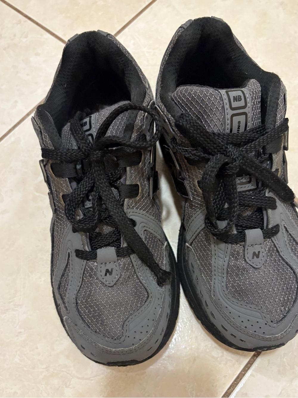 New Balance Gray and Black Trail-Style Sneakers Boys size 4 - Picture 12 of 15